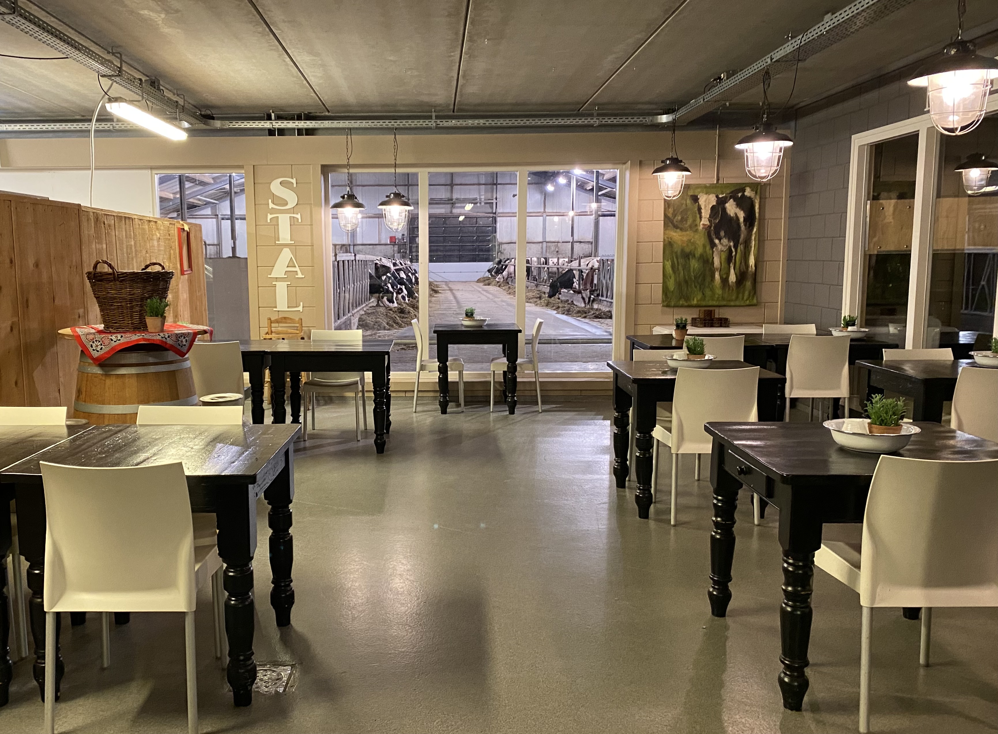 lunchroom met uitzicht op de koeienstal
