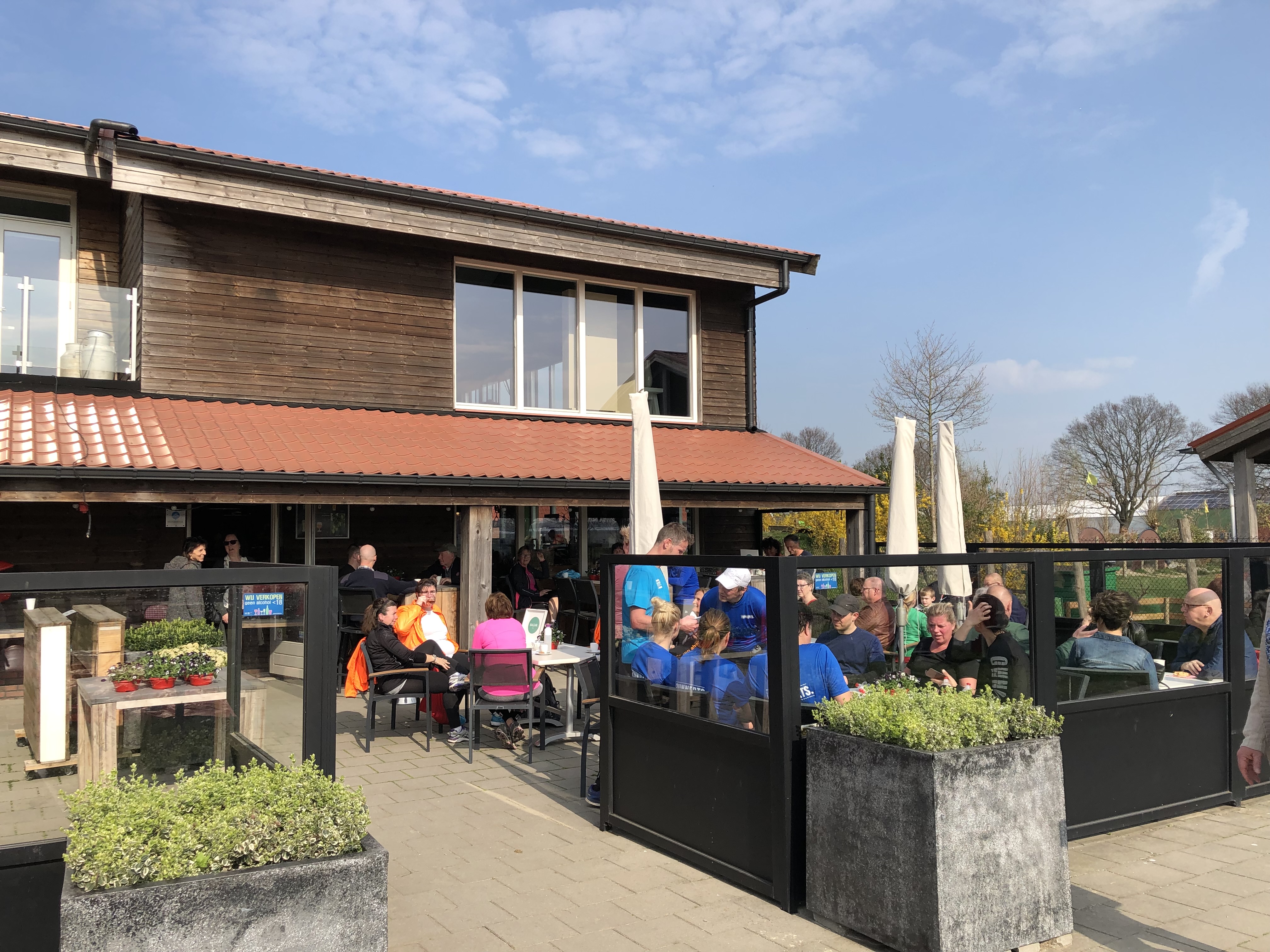 Horeca op de boerderij&nbsp; U bent van harte welkom op ons mooie terras van Boerderij Het Lansingerland. Hier geniet u van de rust, ruimte en gezelligheid. U kunt bij ons terecht voor lunch, koffie, thee, frisdranken, bier of wijn. Dineren kan alleen in overleg.&nbsp;Binnen in onze lunchroom heeft u een prachtig uitzicht op de koeien. Een unieke ervaring